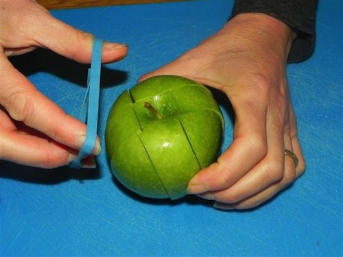 tagliare una mela