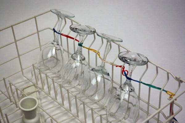 rubber band protects glasses in dishwasher