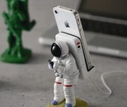 Astronaut Smartphone Stand