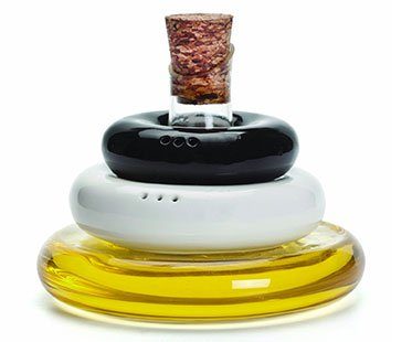 OLIVE-OIL-WITH-SALT-AND-PEPPERS