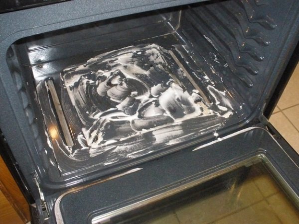 clean oven with baking soda paste