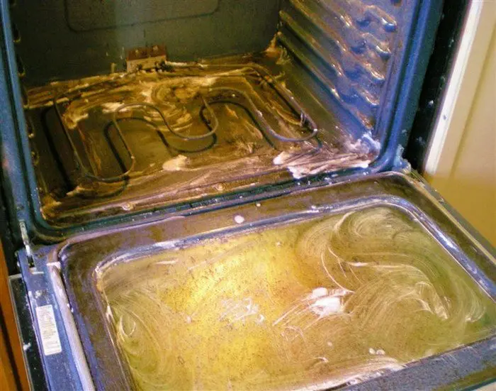Clean greasy oven using baking soda dish detergent and vinegar