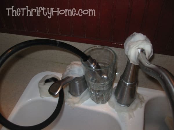 clean-bathroom-faucets-with-vinegar