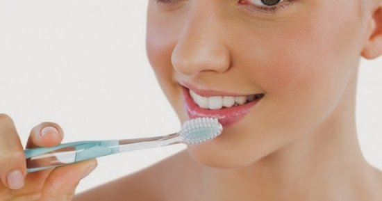 exfoliate-lips-toothbrush