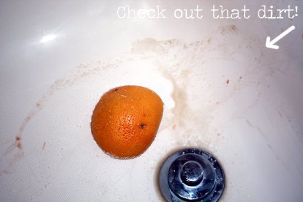 grapefruit-bathtub-cleaning