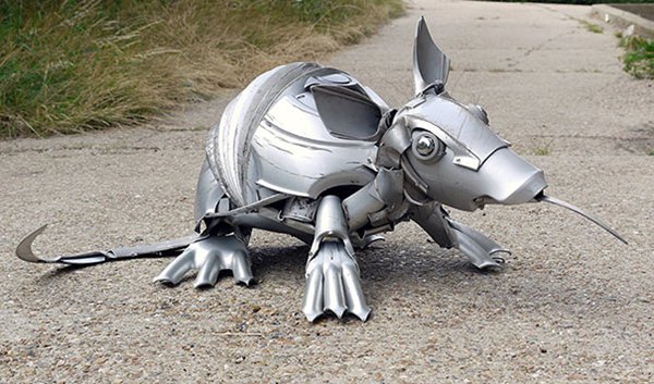 hubcap-sculpture-armadillo