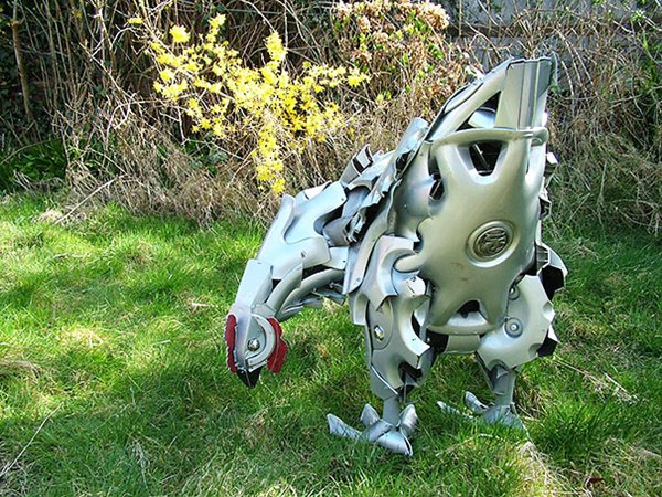 hubcap-sculpture-chicken