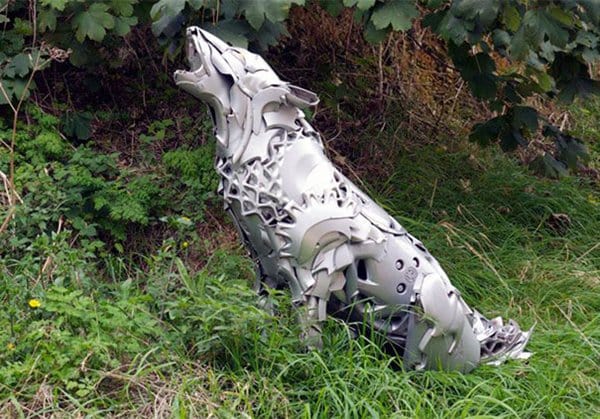 hubcap-sculpture-wolf