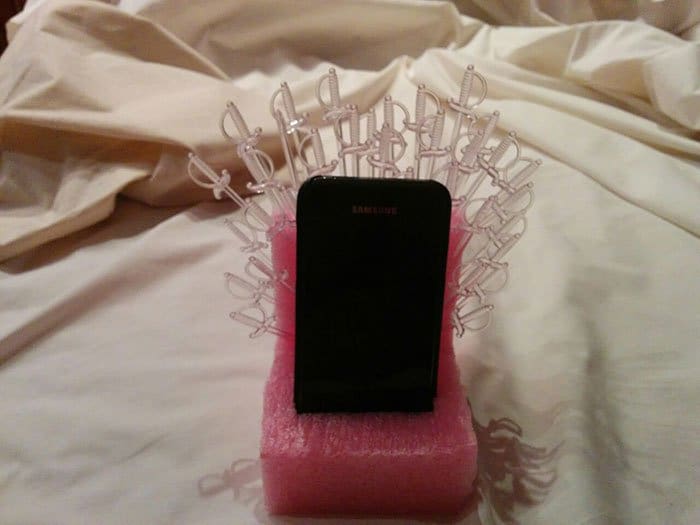 iron-throne-stand-for-phone-diy-game-of-thrones-taking shape