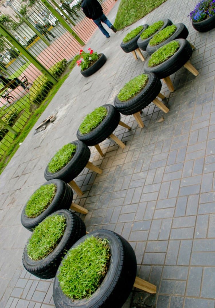 tire-grass-stools