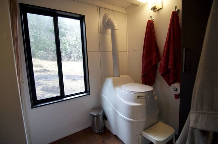 bathroom-tiny-house-toilet