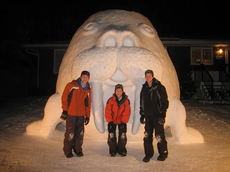 giant-snow-sculptures-bartz-brothers-giant-walrus