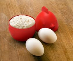 hen measuring cups