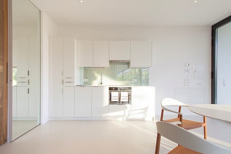 mirror-houses-inside-kitchen-white
