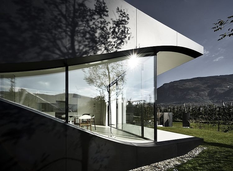 mirror-houses-outside-close-view