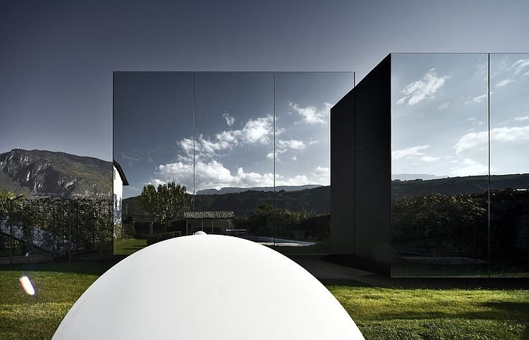 mirror-houses-outside-mountains