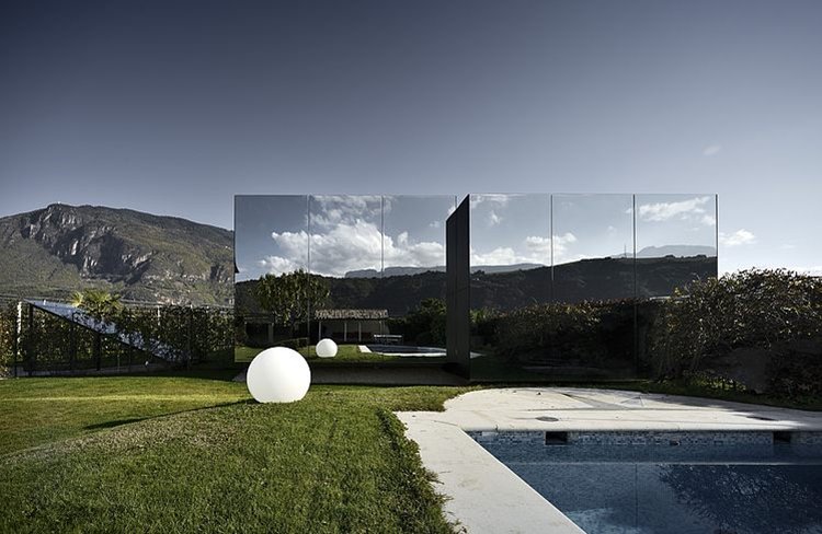 mirror-houses-pool