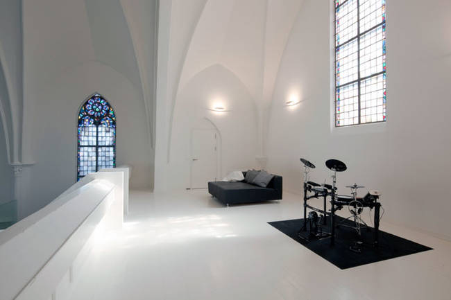 church-conversion-bedroom-mezzanine