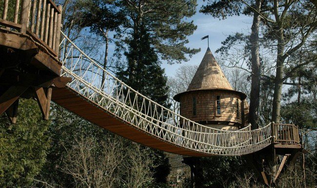 luxury-tree-house-rope-bridge