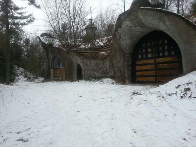 mushroom-house-snow