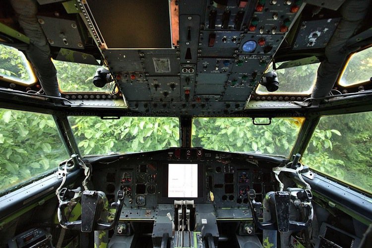 plane-cockpit