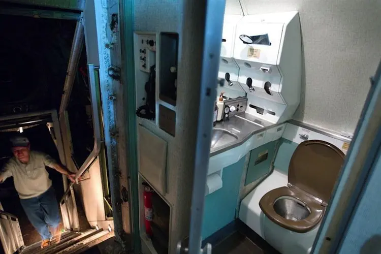 plane-toilet