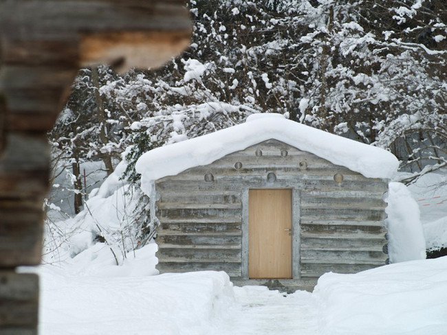 wood-log-cabin-snow