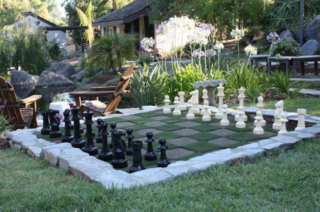 garden-hangout-chess