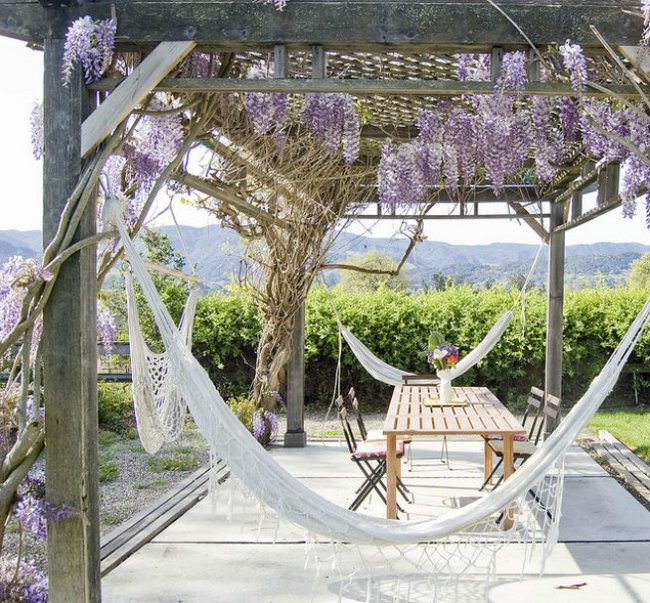 garden-hangout-hammocks