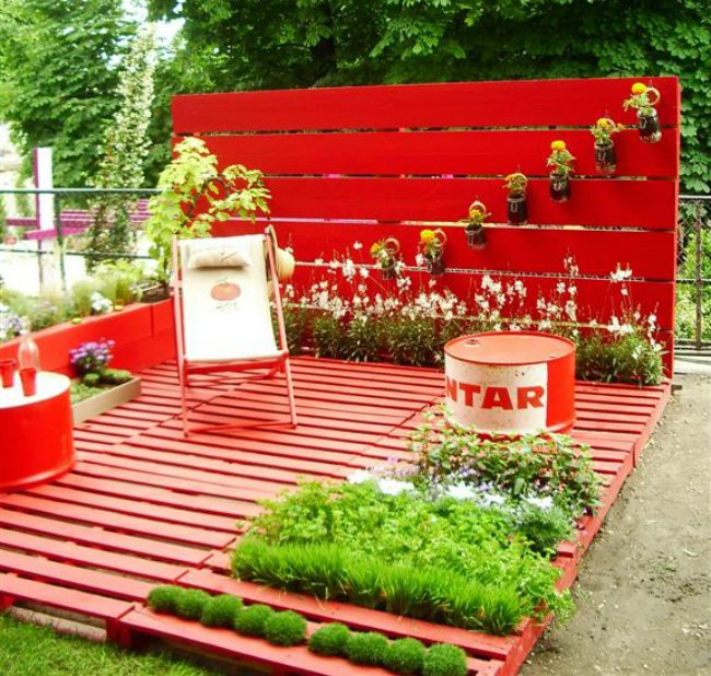 garden-hangout-red-pallets