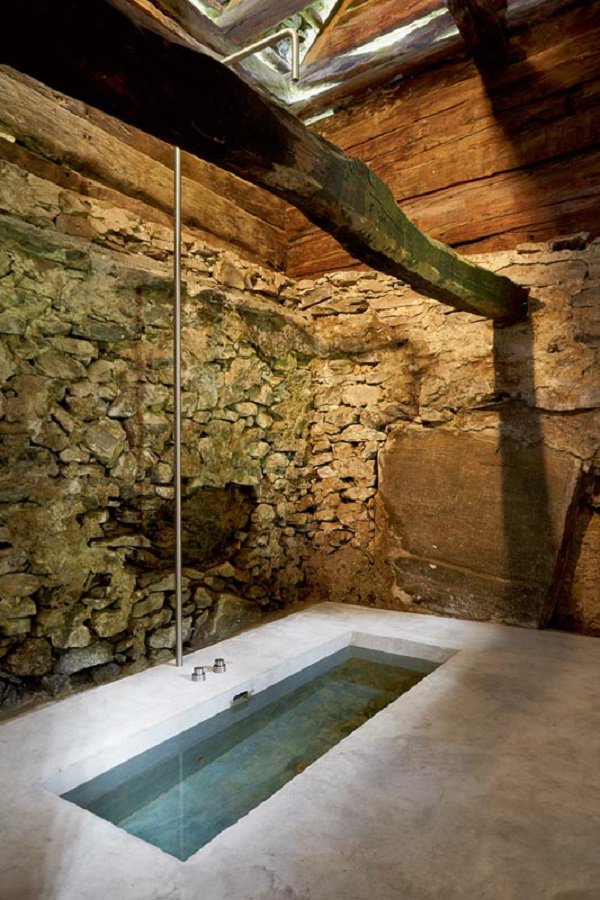 inside-200-year-old-swiss-house-bath-tub