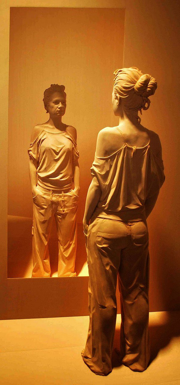sculpture lady reflection