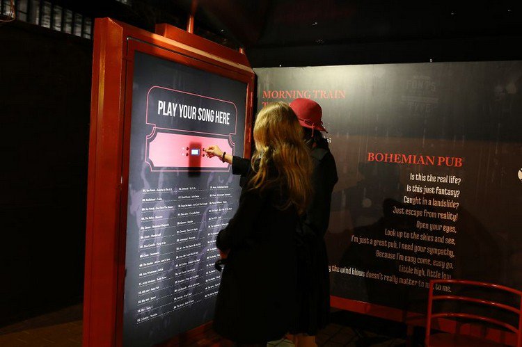 couple jukebox bus stop