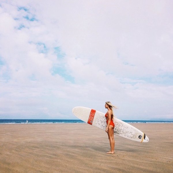 couple-traveling-around-world-photography-samuel-hildegunn-surf