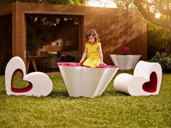 creative-table-and-chairs-hearts