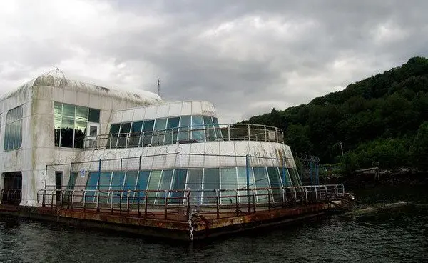 floating barge 2006