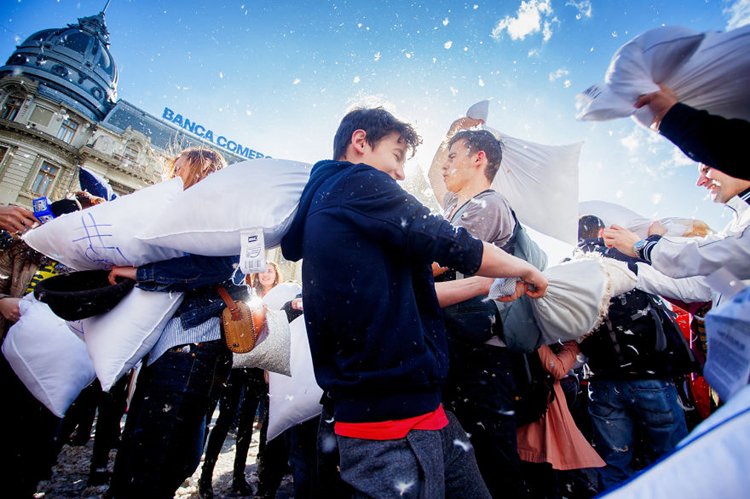 international-pillow-fight-banca