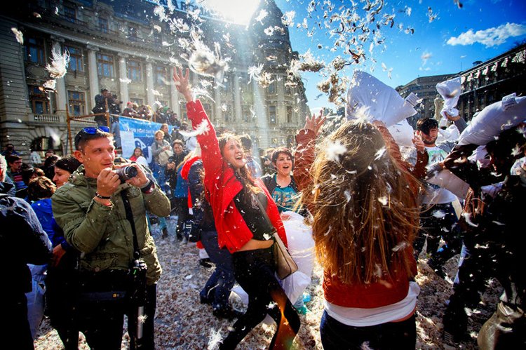 international-pillow-fight-snap