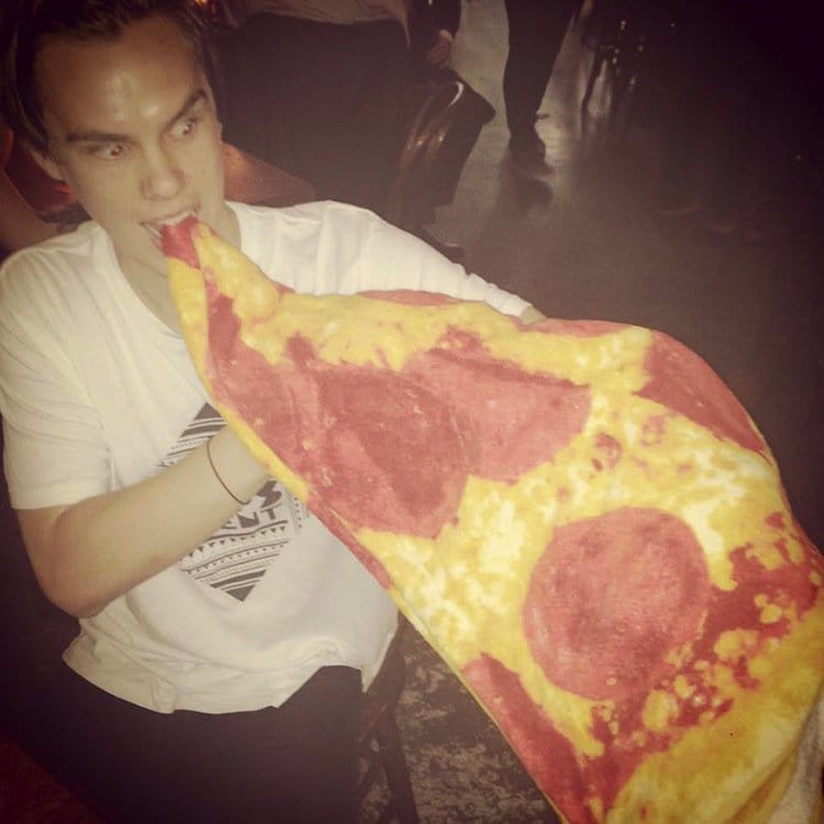pizza-towel-eating