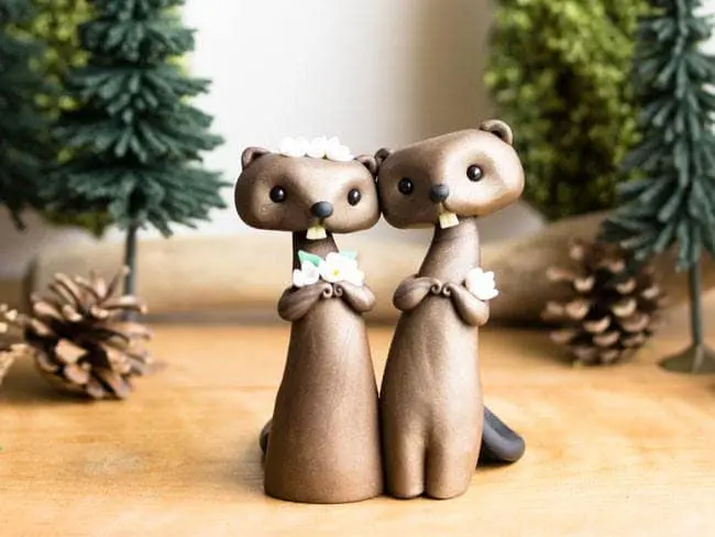 Adorable-cake-toppers-sofie-skein-beavers