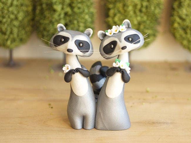 Adorable-cake-toppers-sofie-skein-racoon