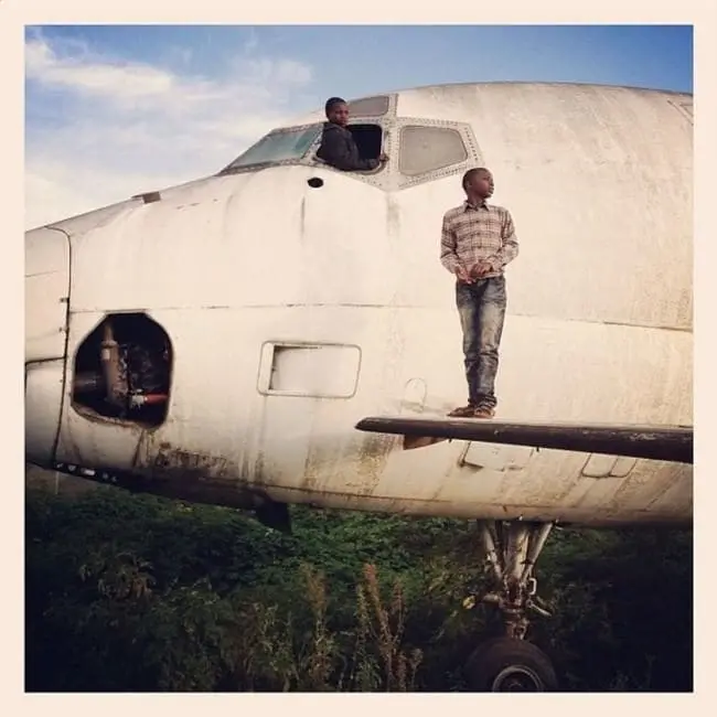 deserted-airplane-congo-on-wing