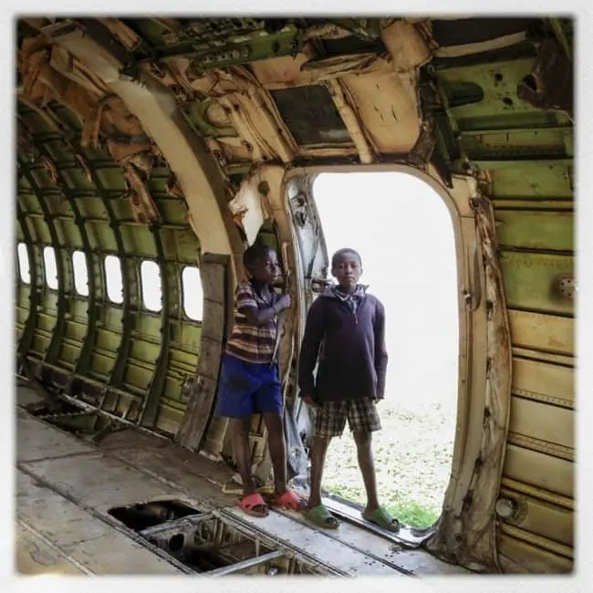 deserted-airplane-congo-pair