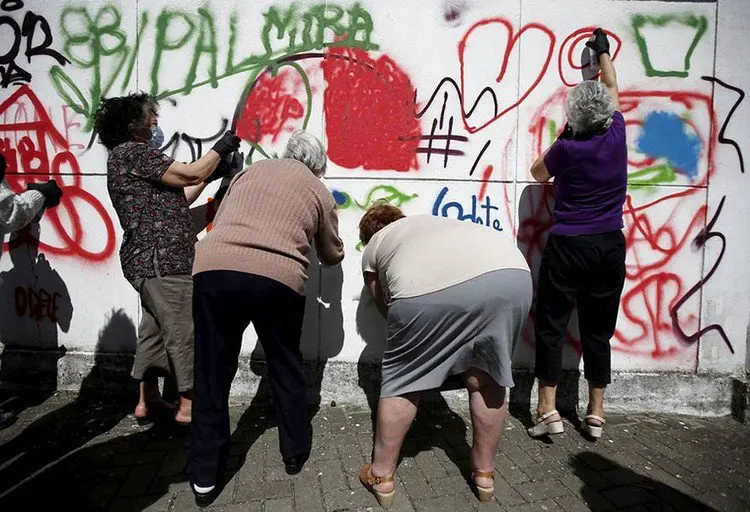 elderly ladies graffiti