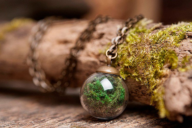 glass moss necklace