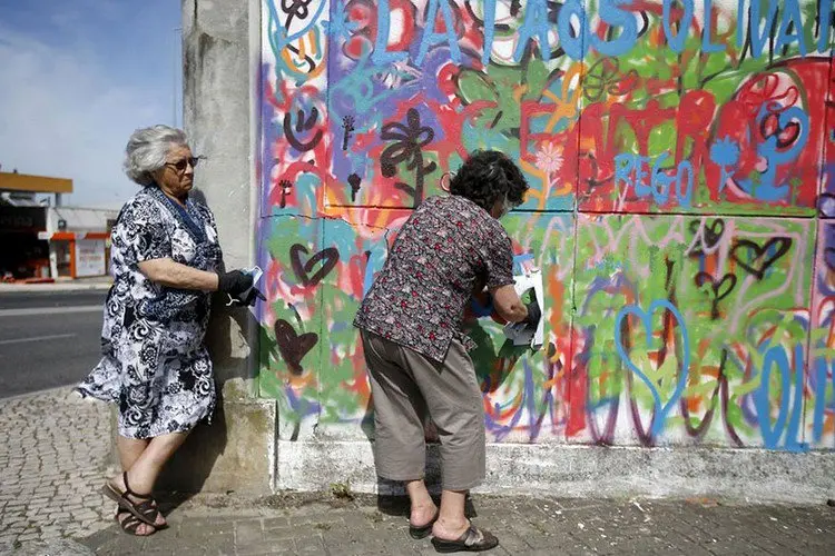 pair ladies graffiti wall