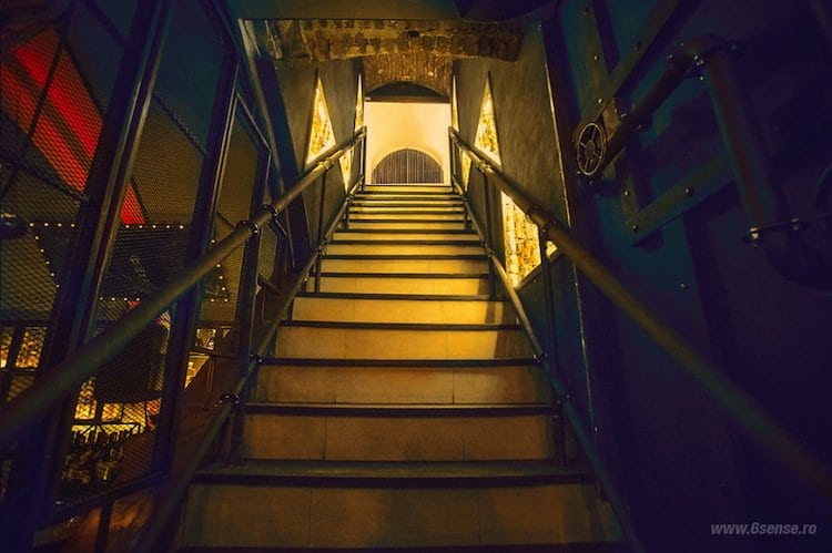 sub-pub-stairs