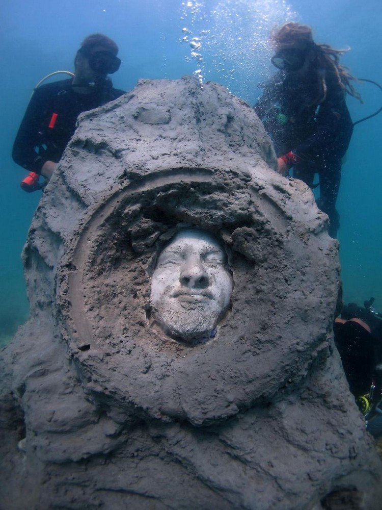 underwater sculpture head divers