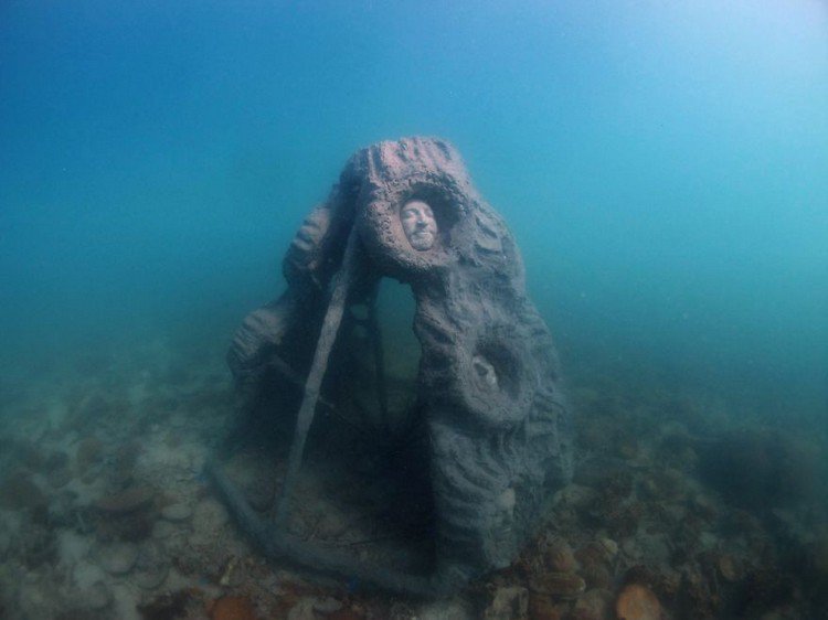 underwater sculpture heads