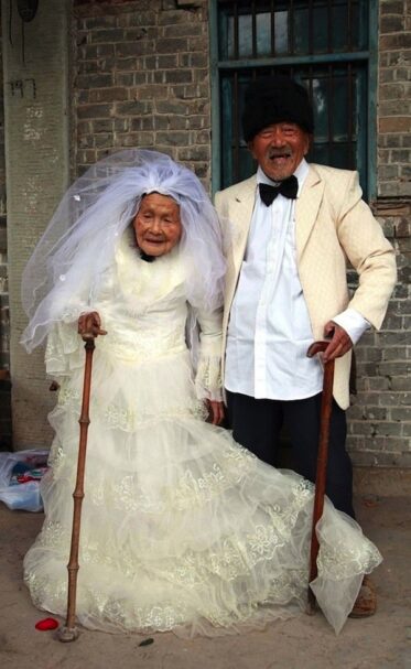 15 Heartwarming Wedding Photos Of Elderly Couples That Prove It’s Never
